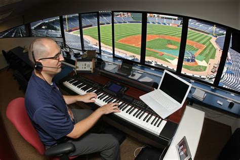 Braves organist plays the perfect walk